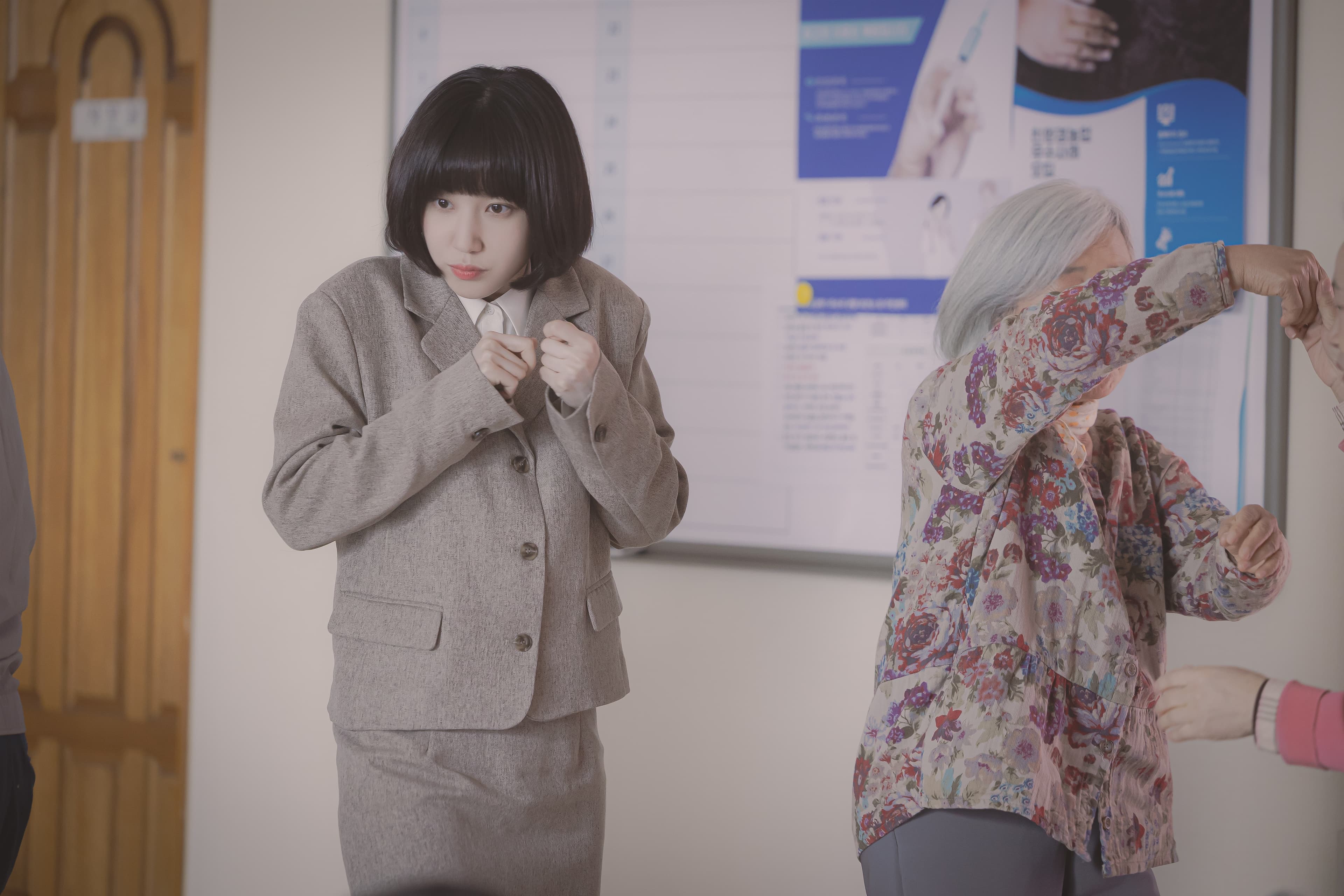 《非常律師禹英禑》導演與演員群今日出發峇里島進行6天的假期。(Netflix提供)