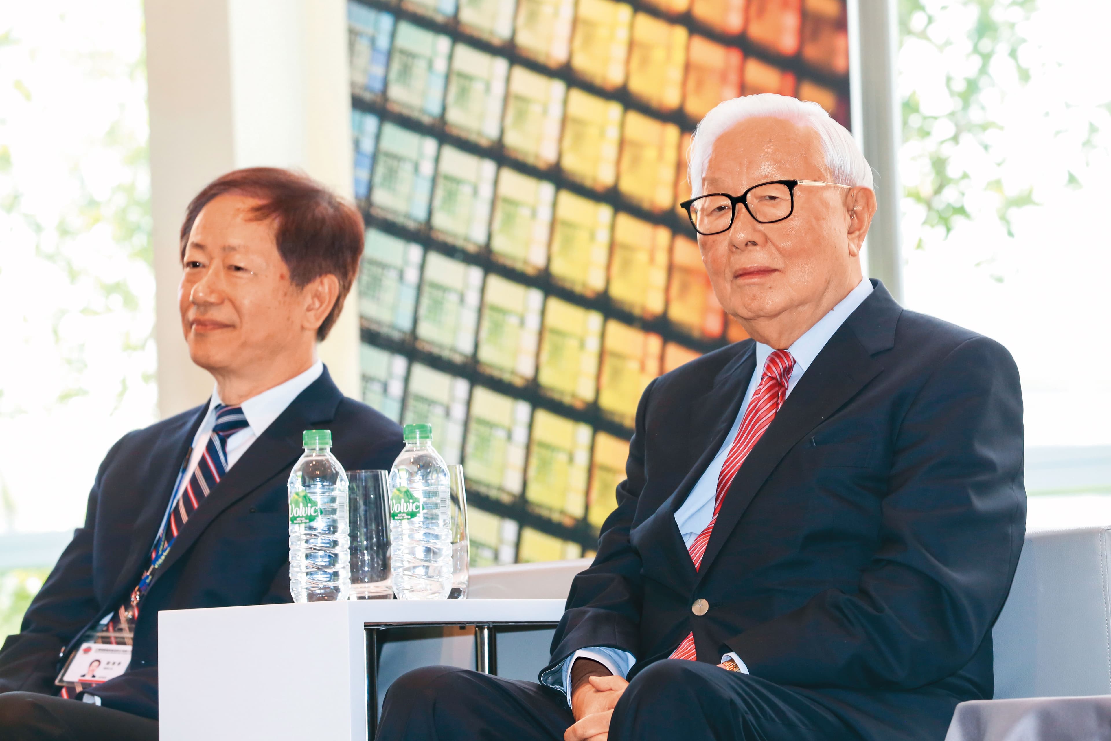 張忠謀(右)3年前就預言台積電將成為地緣政治的兵家必爭之地,如今劉德音(左)就面臨挑戰。
