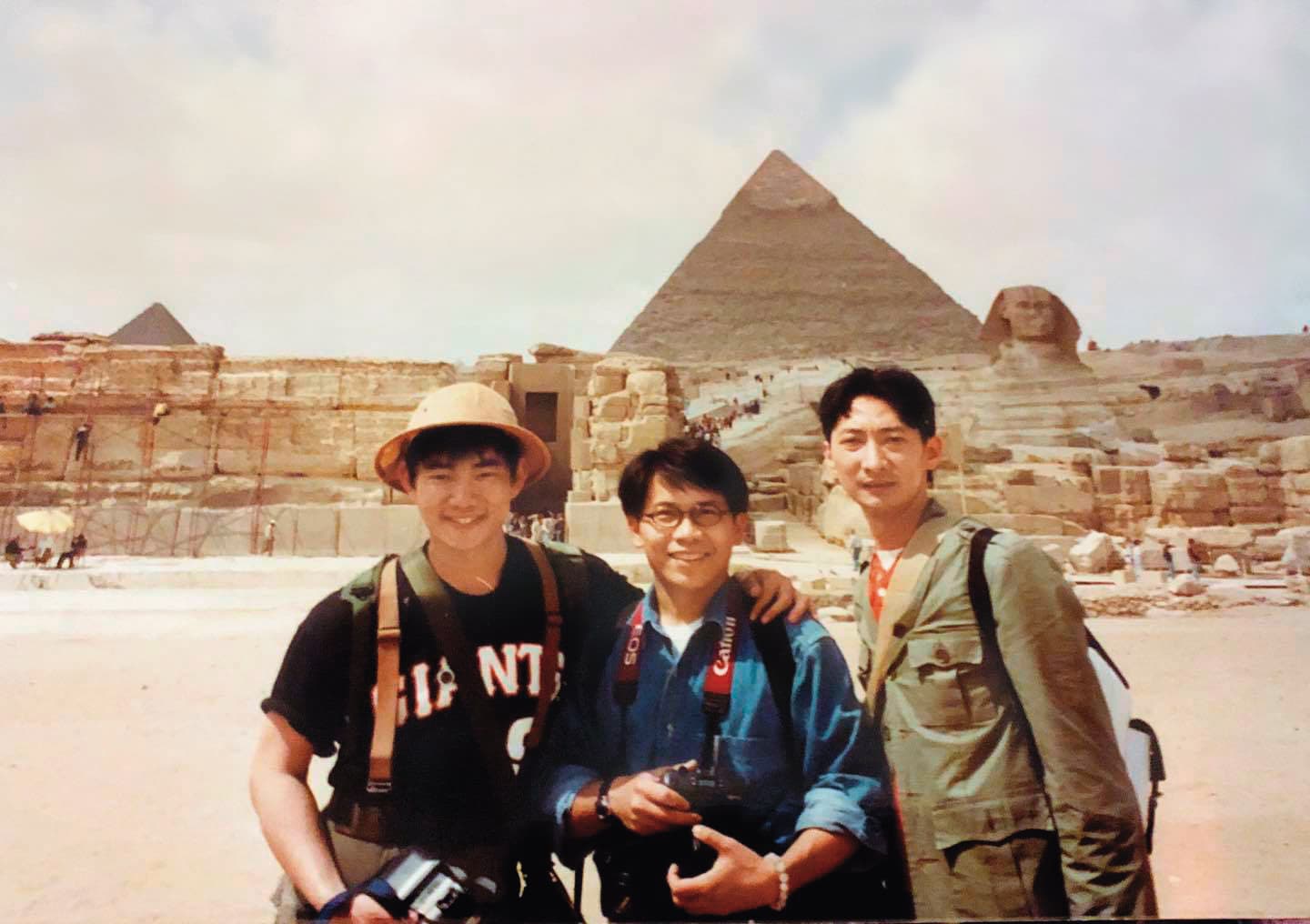 九孔(右)年輕時與任賢齊(左)、許傑輝(中)到埃及旅遊。(翻攝自許傑輝臉書)