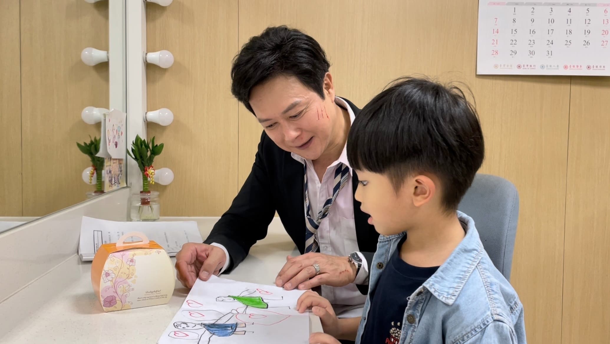 《黃金歲月》童星臣臣準備字畫像和蛋糕要給劇中爸爸王燦。(民視提供)