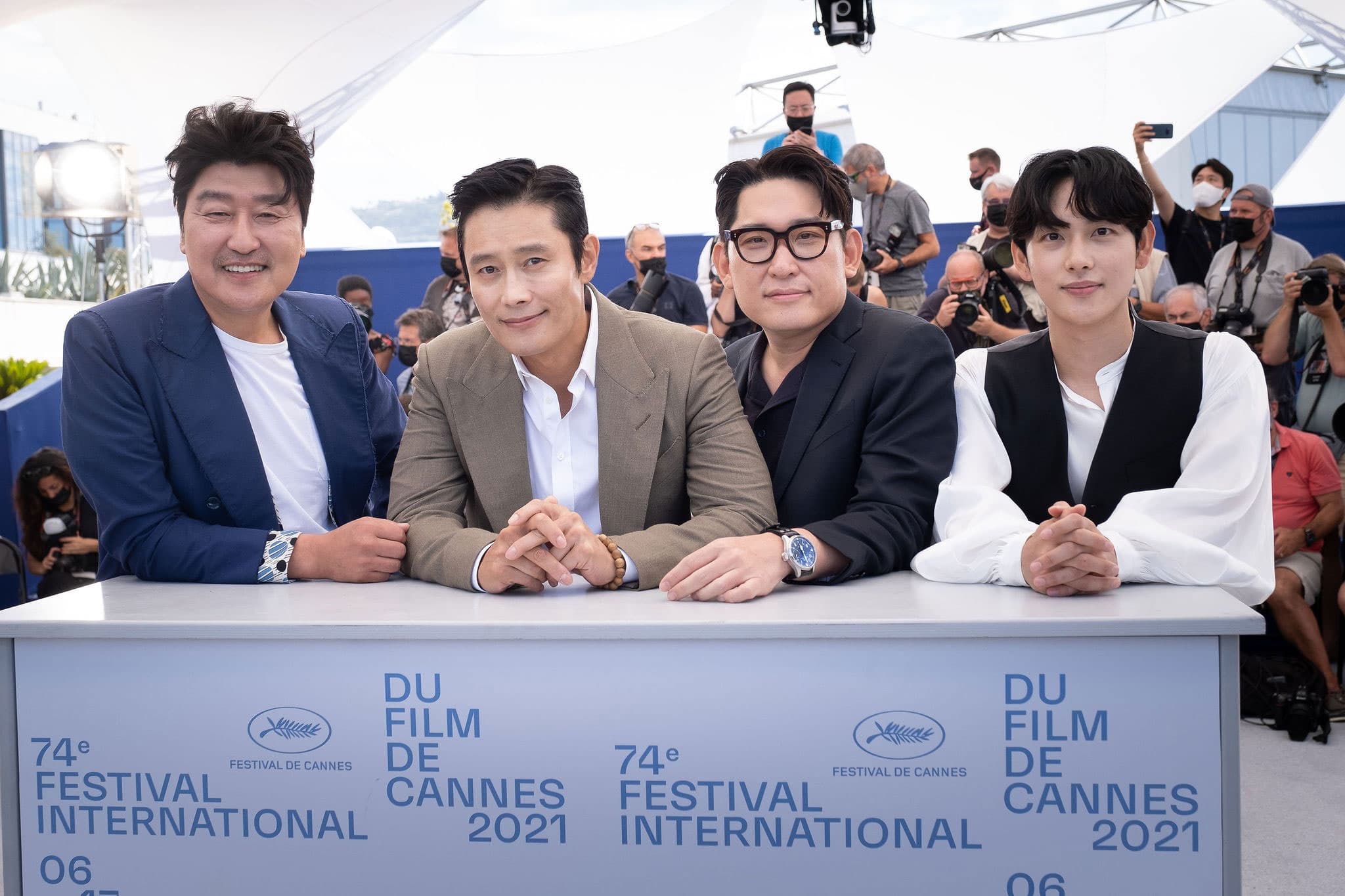 宋康昊(左起)、李炳憲、韓在林導演、任時完去年帶著《緊急迫降》登坎城影展。 (翻攝自Daum Movie)