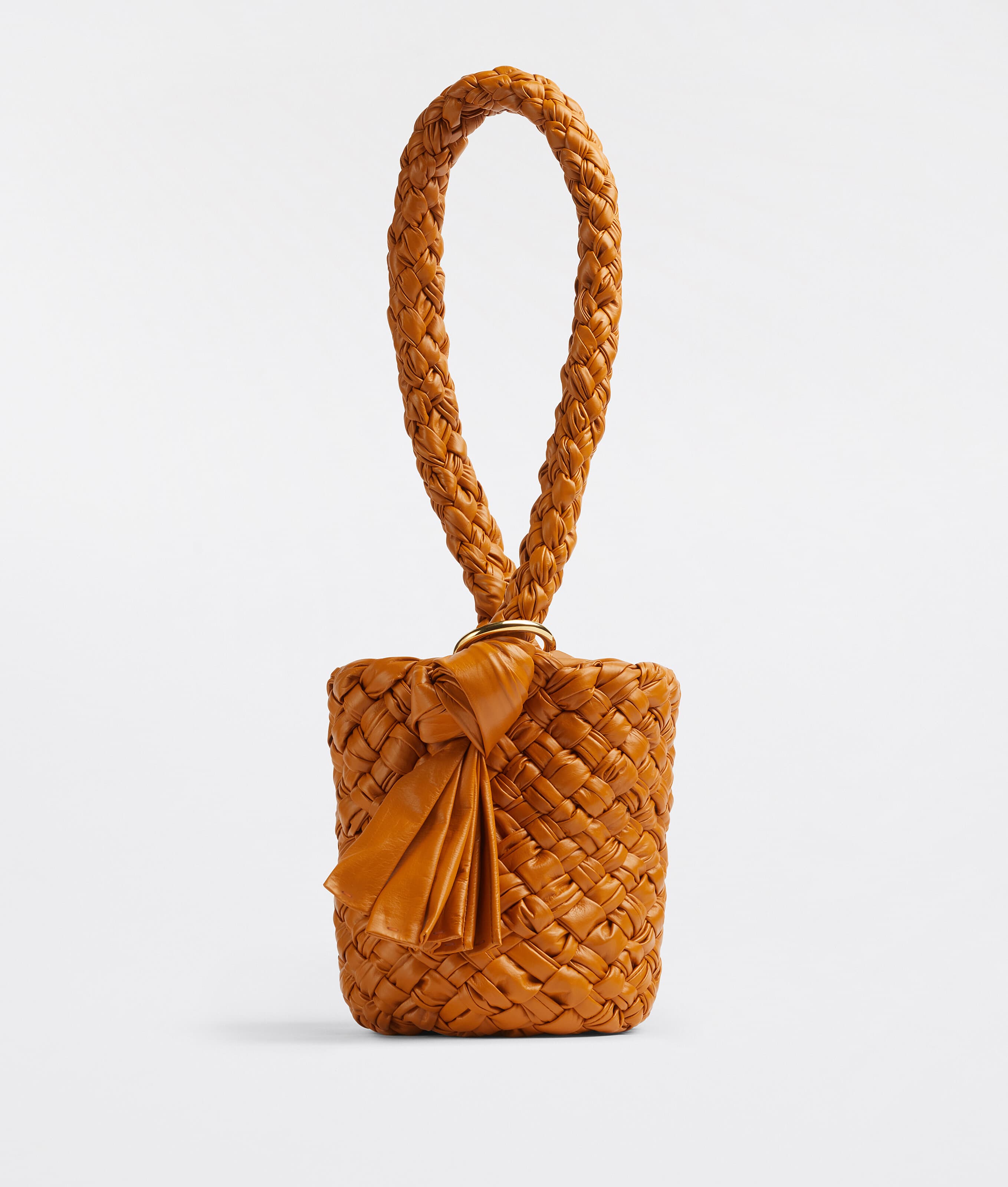 Kalimero玉芯黃編織水桶包,NT$237,400。(BOTTEGA VENETA提供)