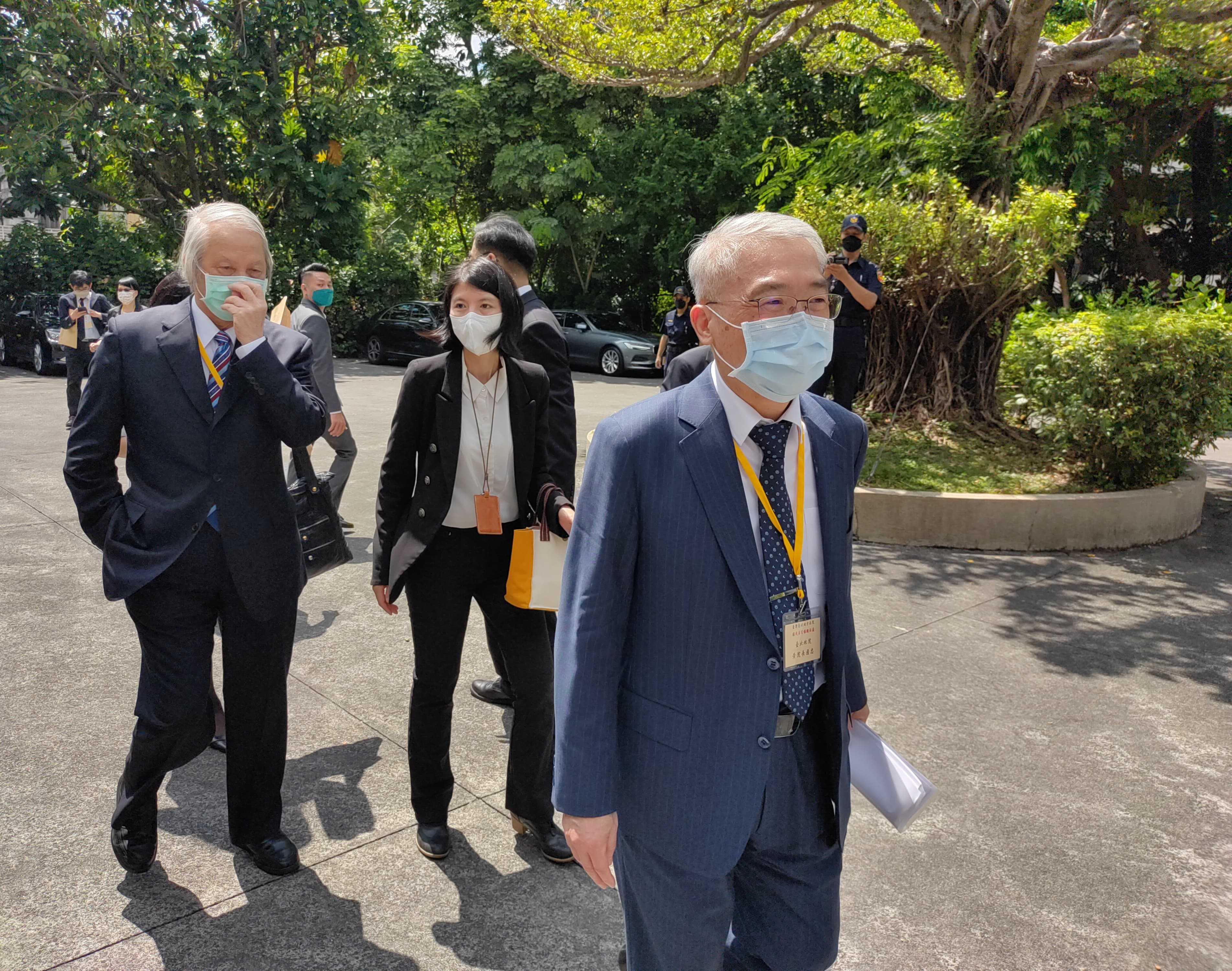 台北地院院長黃國忠（右）引導司法院前院長賴浩敏（左）參觀國民法庭旁的古蹟至德堂。