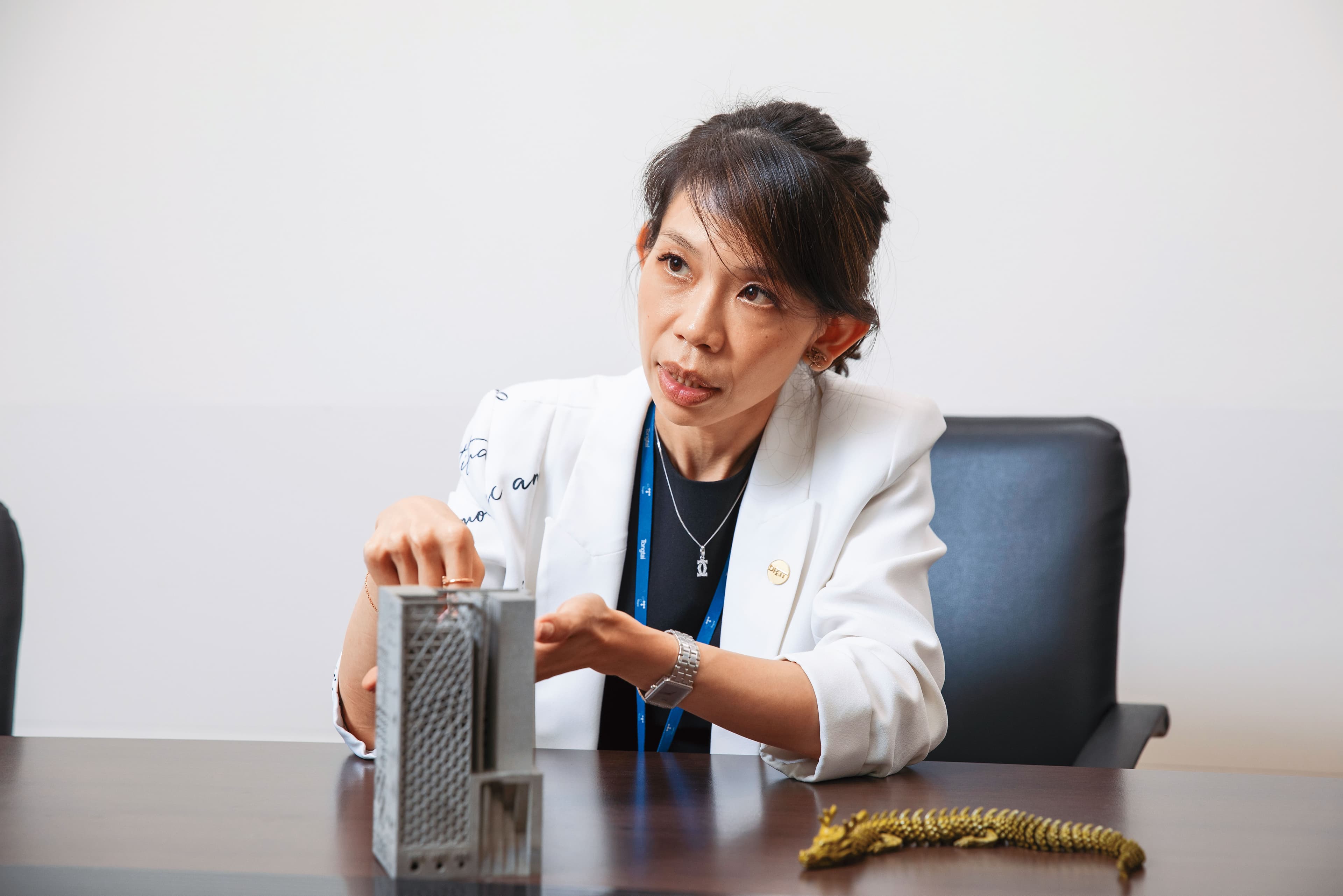東台精機副總嚴璐秀出自家3D列印機做出結構複雜、一體成型的成品,成本萬元起跳。