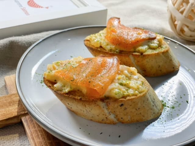 「明太子燻鮭塔帕斯」,將西班牙開胃小食的「Tapas」賦予新意。(Supreme Salmon美威鮭魚提供)