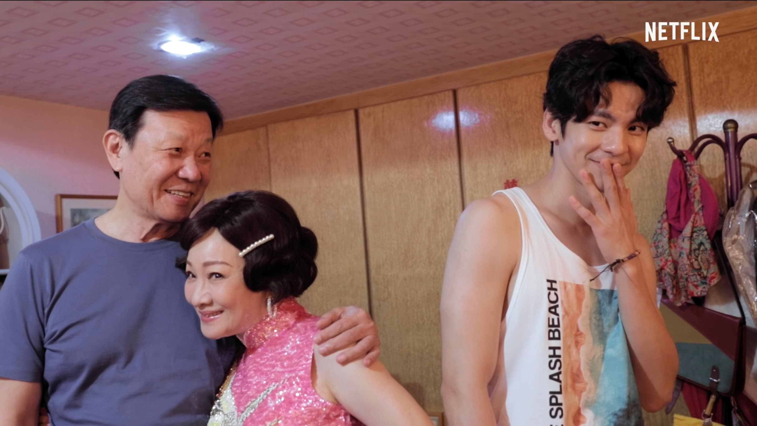 林柏宏成小王,比莉倒在寇世勳懷中還緊牽林柏宏手。(Netflix提供)