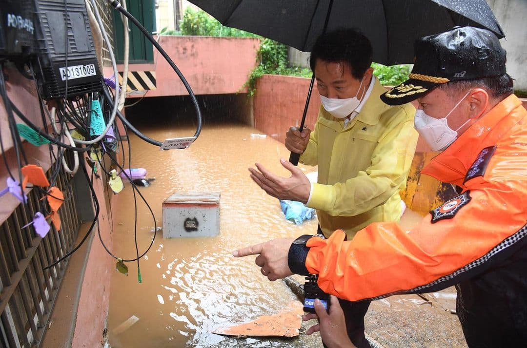 此次暴雨造成不少住半地下房的居民受害,因此首爾市政府擬根除半地下房做為住宅用途。(翻攝自首爾市長吳世勳Instagram)