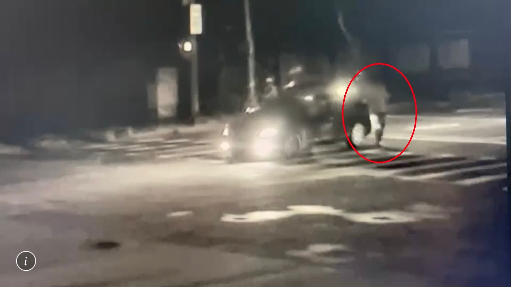 警方發現吳男在內側車道步行逃逸，險象環生。（翻攝畫面）