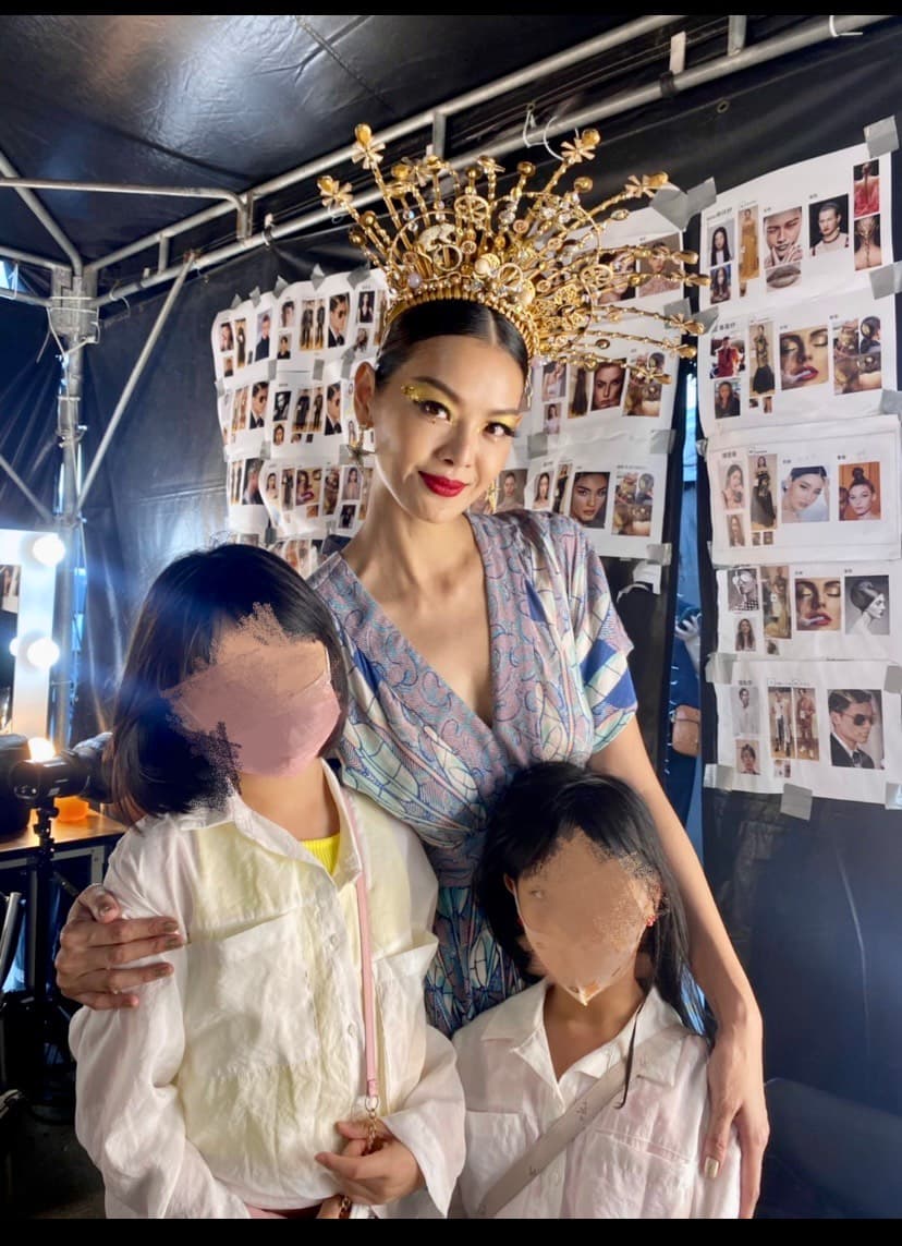 林嘉綺女兒興奮探班，是媽媽的頭號鐵粉。（伊林娛樂提供）