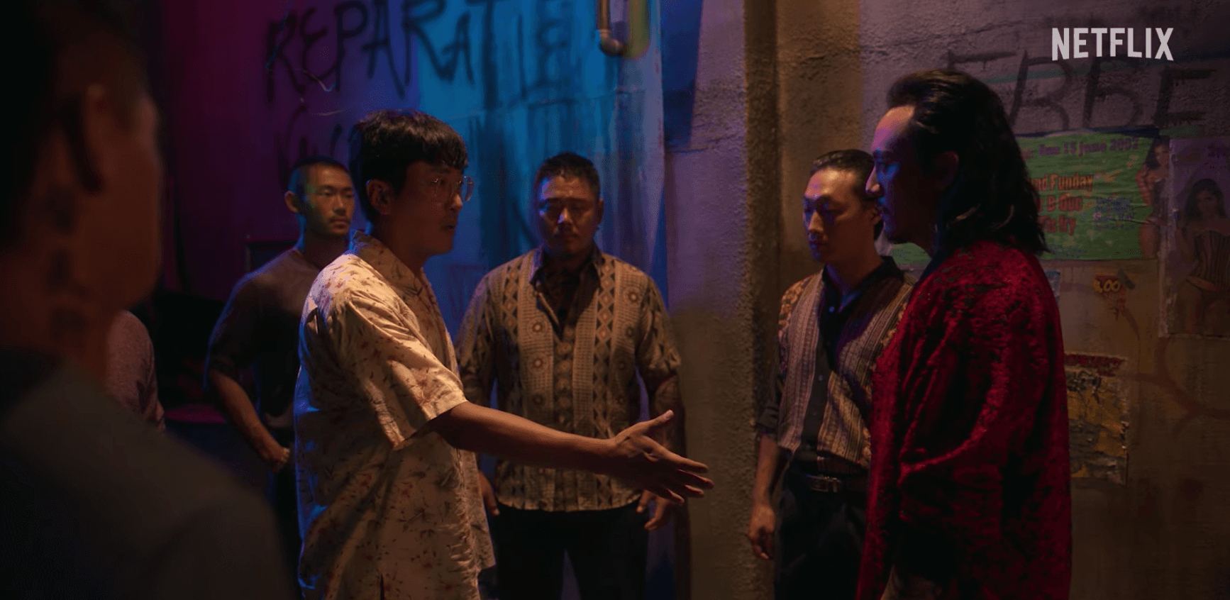 Netflix《毒梟聖徒》預告曝光，河正宇（左）對面這位穿大紅花襯衫的黑道大哥是張震，讓許多粉絲驚呼認不出來。（翻攝自Netflix Asia YT）