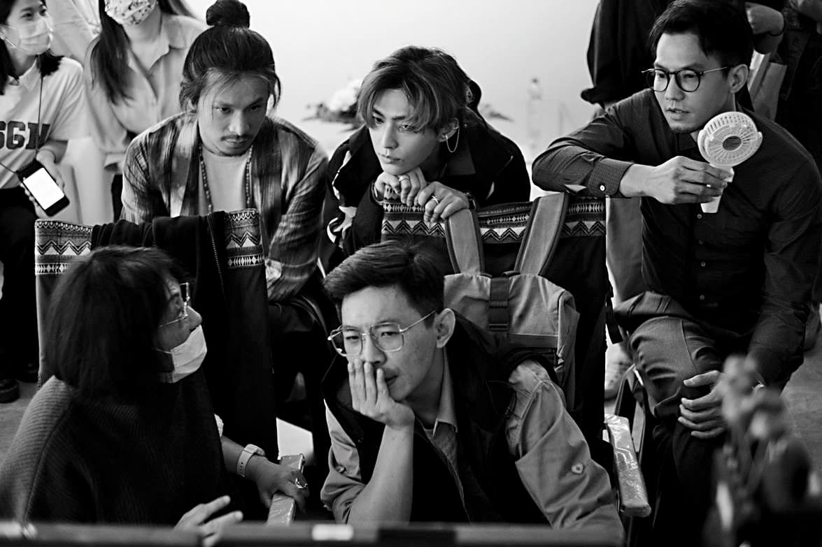 編導吳洛纓（前排左起）、導演姜瑞智與主要演員姚淳耀（後排左起）、炎亞綸、鄒承恩在拍片現場討論。（絡思本娛樂提供）