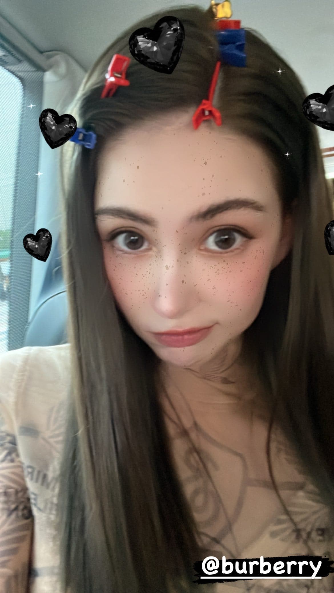 昆凌的限時動態秀出為開幕化妝時的照片，可愛到不敢相信已是3寶媽。（翻攝自昆凌IG）