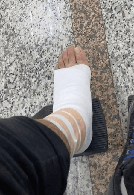 作者最後拍向自己的腳踝,喊了一句「我腳踝很痛」,讓大批網已笑翻。(翻攝TikTok)