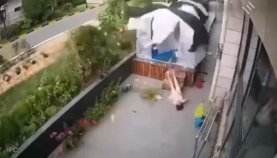 天外飛來一磚頭,直接砸中女子頭部。(翻自微博)