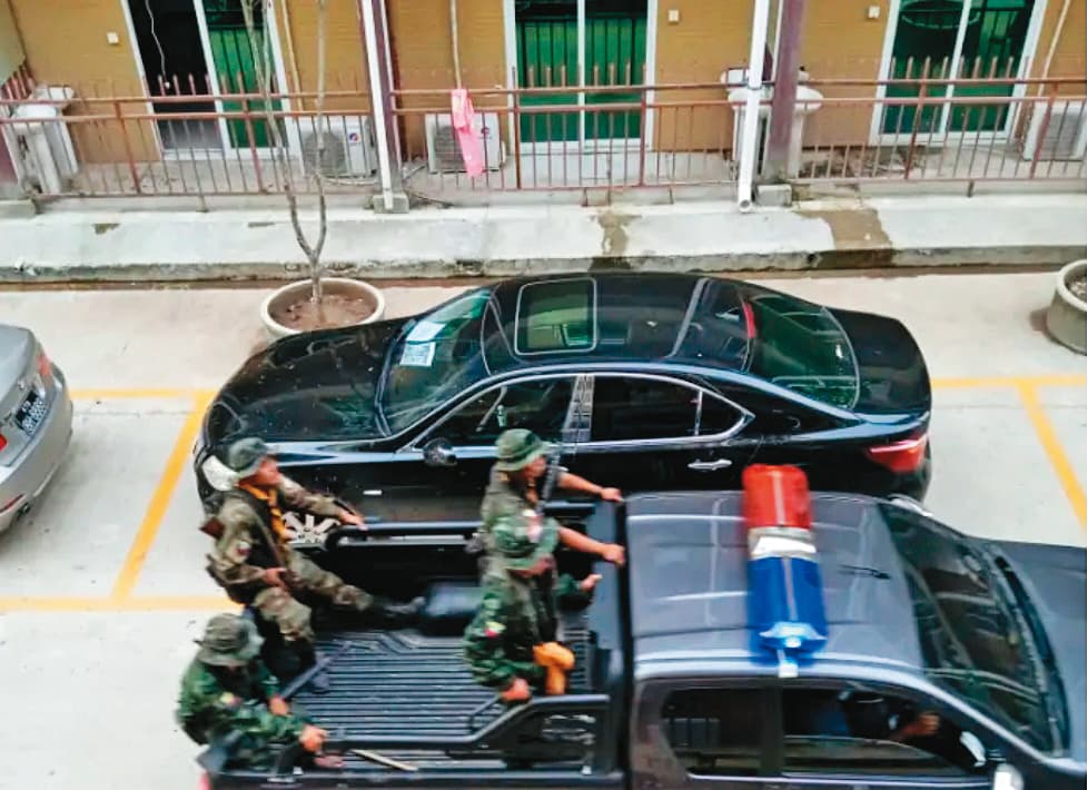 緬甸KK園區內的詐騙集團擁槍自重,還雇用民兵部隊當保安。(翻攝bilibili.com)