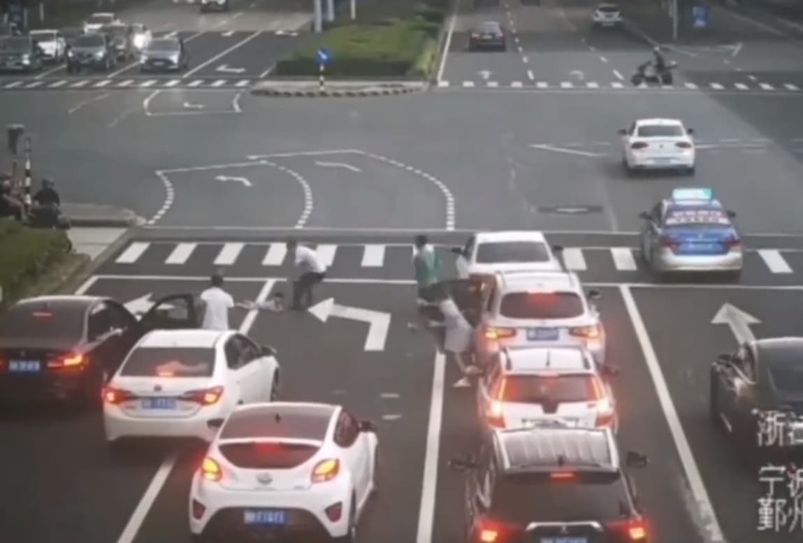右、後方的好心民眾趕緊下車將女童抱至路旁。(翻攝自微博)