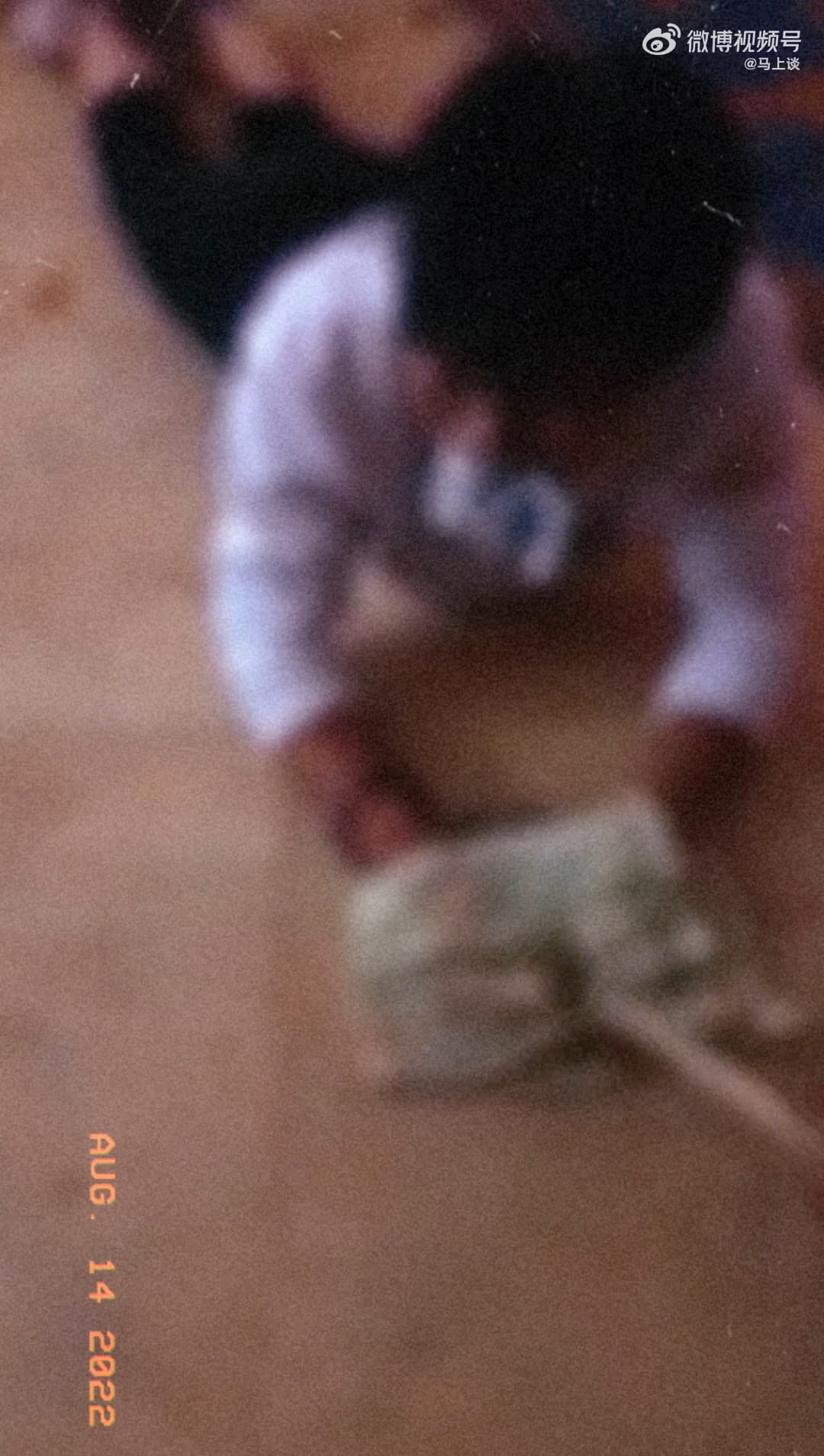 男子直接被搥爛手指。(翻自微博)