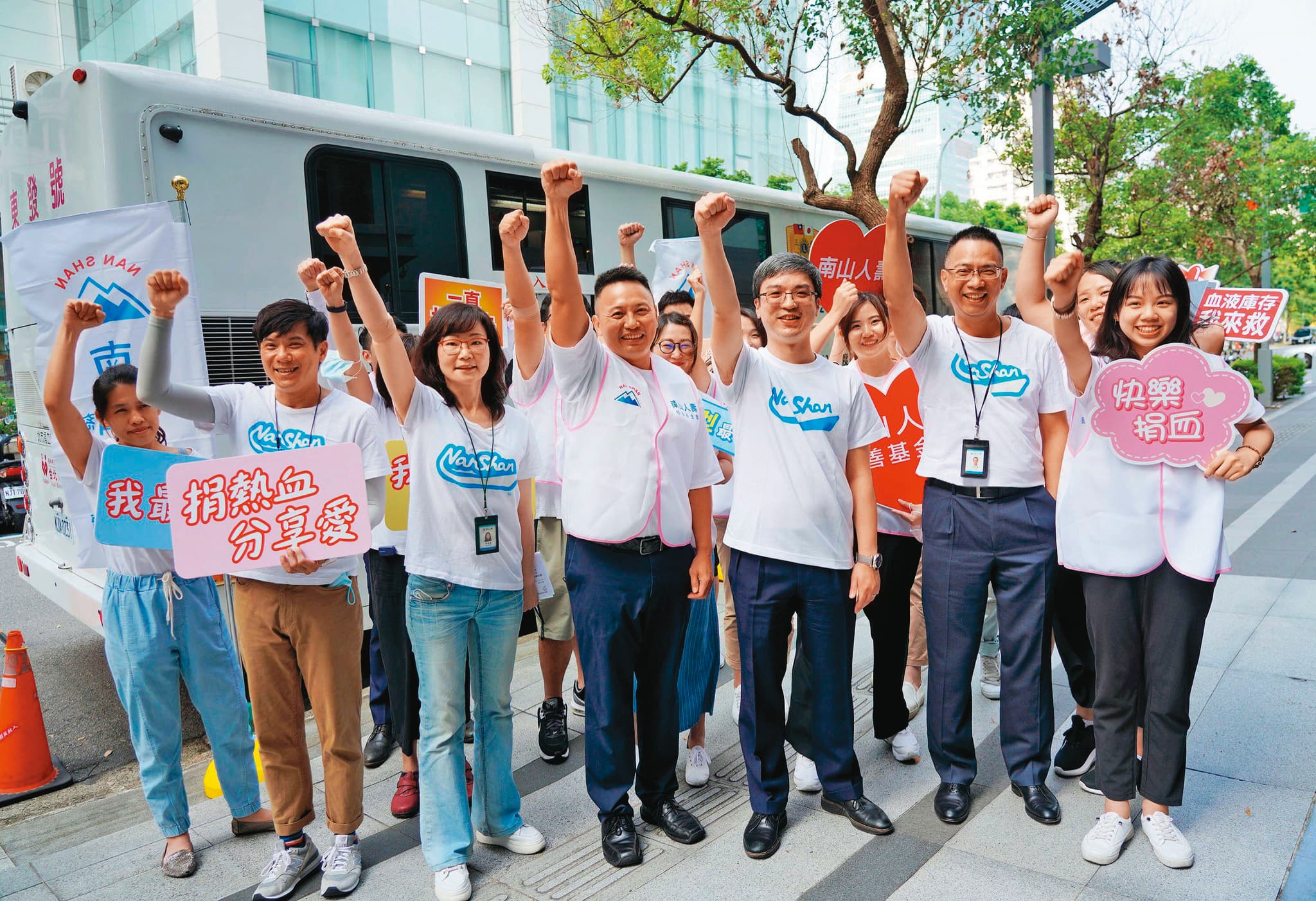 尹崇堯(前排右3)雖是壽險業新秀,但他率領南山人壽走過境界系統、淨值風波,展現領導能力。(翻攝南山人壽慈善基金會)