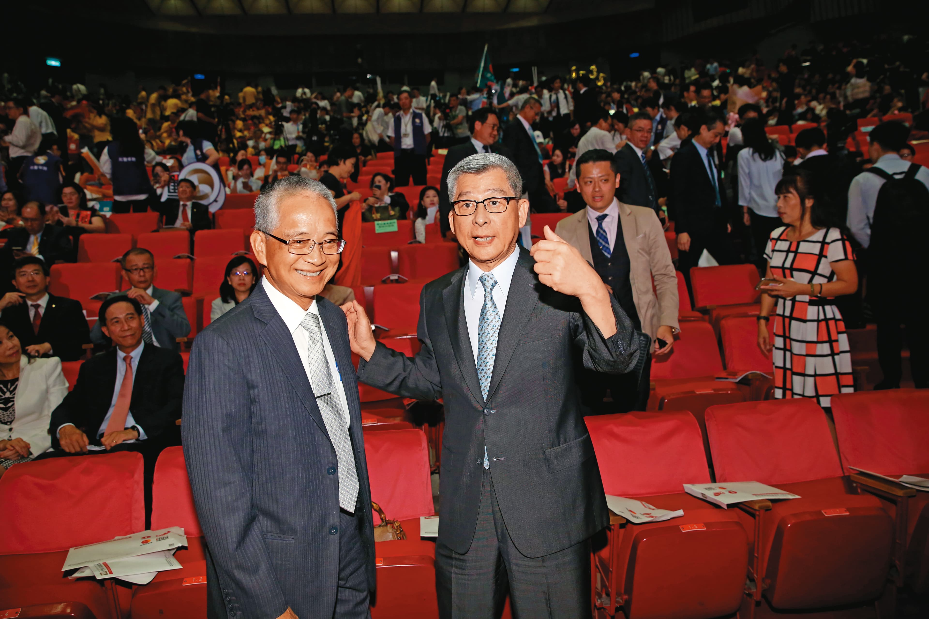 上屆改選,國泰金董座蔡宏圖(右)親自替國壽董座黃調貴(左)拉票。