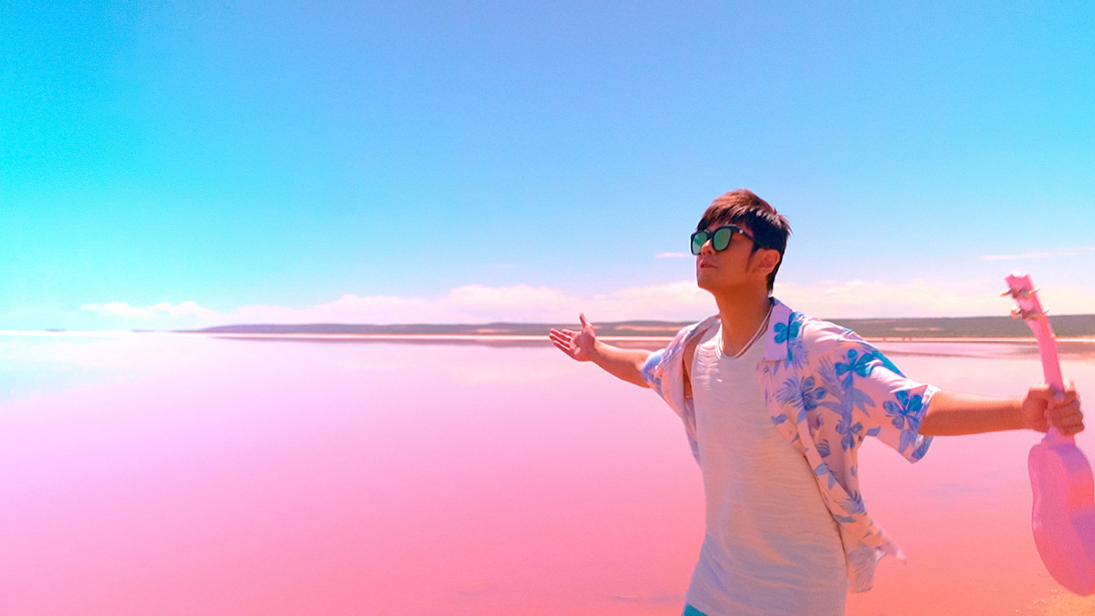 〈粉色海洋〉MV遠赴西澳拍攝,主要場景位於西澳的赫特潟湖(Hutt Lagoon),擁有大片的粉色湖泊。(杰威爾提供)