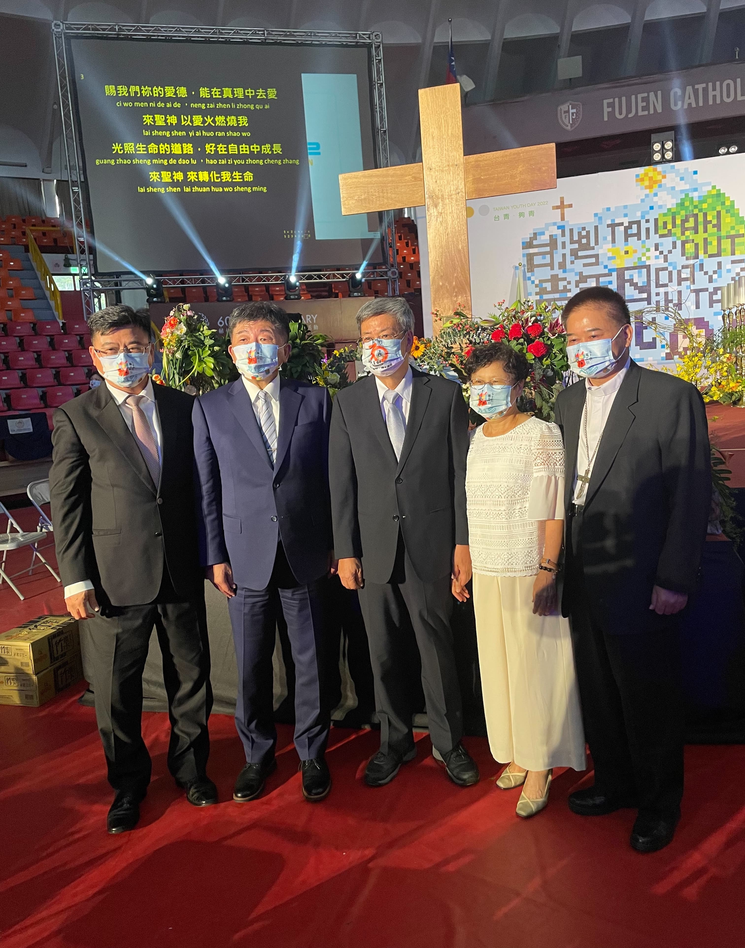 全國傳協主席陳磊仕(左起)、陳時中、陳建仁、羅鳳蘋、高雄教區主教劉振忠拍合照。(讀者提供)