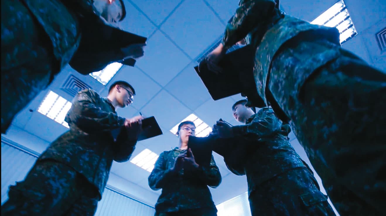 資通電軍全天候待命,負責提升國軍資訊、通信、電子及資安人力,並強化關鍵基礎設施防護量能,以捍衛數位疆土。(翻攝翻攝國軍YouTube)