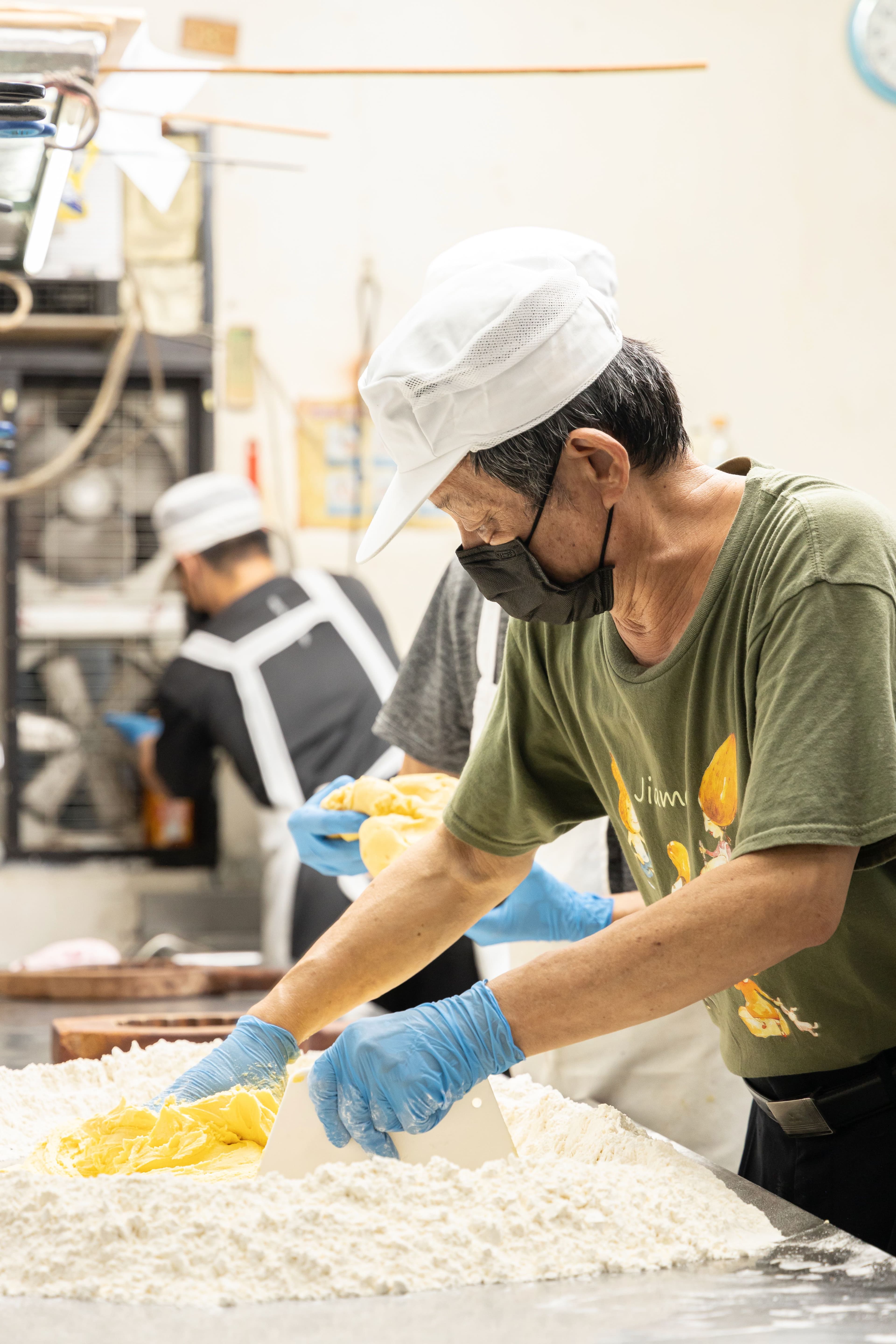 老闆廖顯順因為長期製餅的肩膀舊疾,現在鮮少親自做餅,為了拍攝特地露一手製作狀元餅皮的過程。