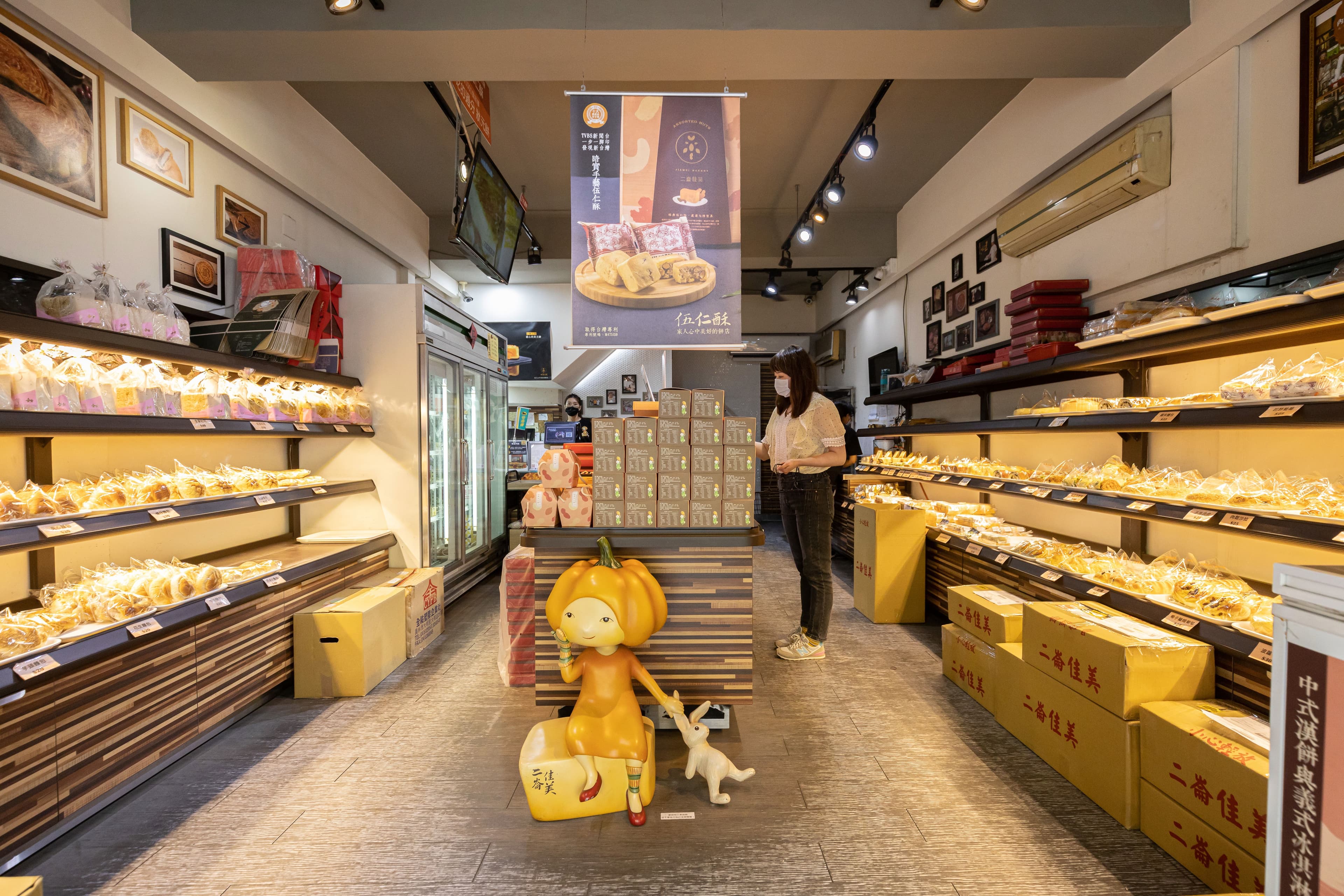 店頭明亮簡潔,有販售麵包,人氣商品狀元餅、伍仁酥也備貨充足。