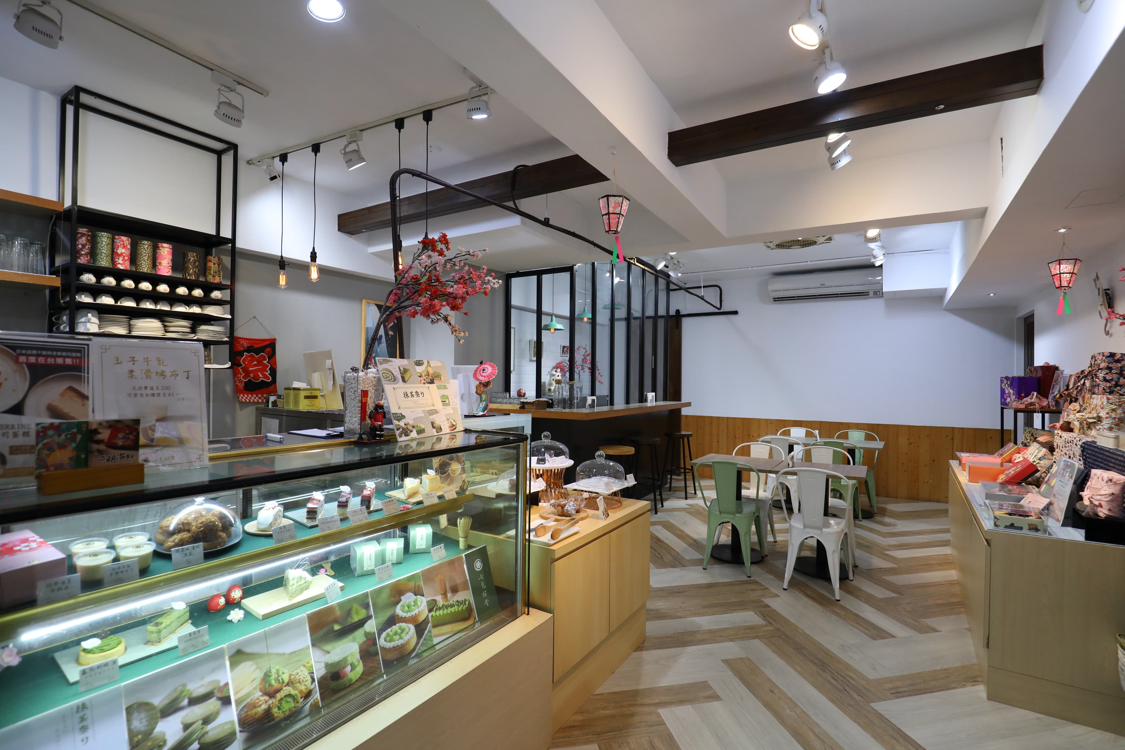 店內展示手工喜餅之外,也提供日式甜點內用。