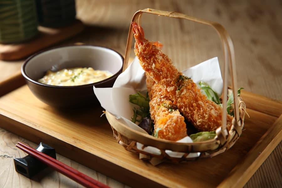 「鮮蝦天婦羅佐塔塔醬」能與百搭日式料理的「寫樂純愛仕込純米吟釀」一同享用。