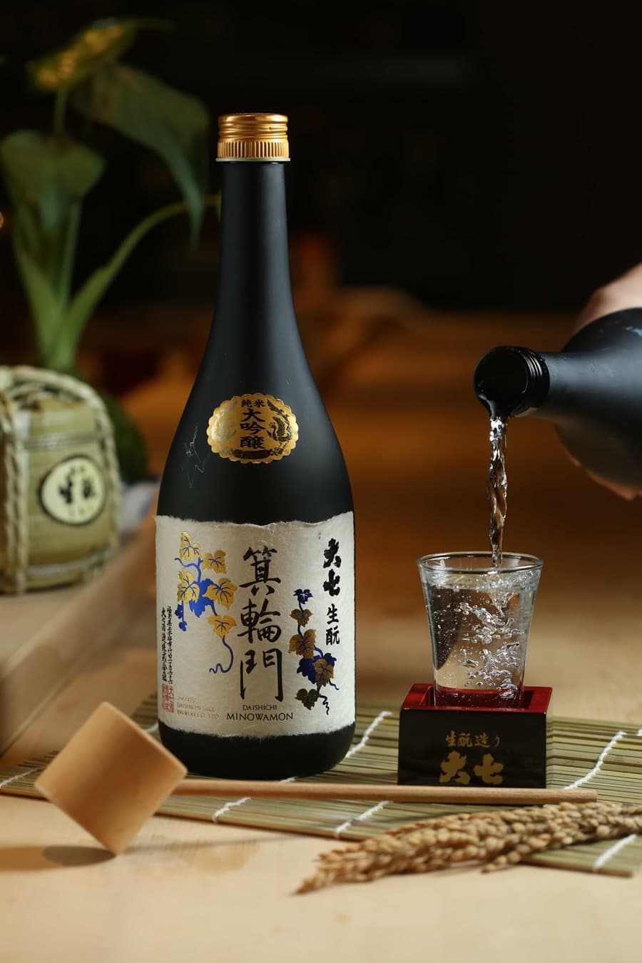 以二本松城入口「箕輪門」命名的「大七 箕輪門 純米大吟釀」，使用了日本酒最正統的「生酛釀造法」。（3,050元／720ml）