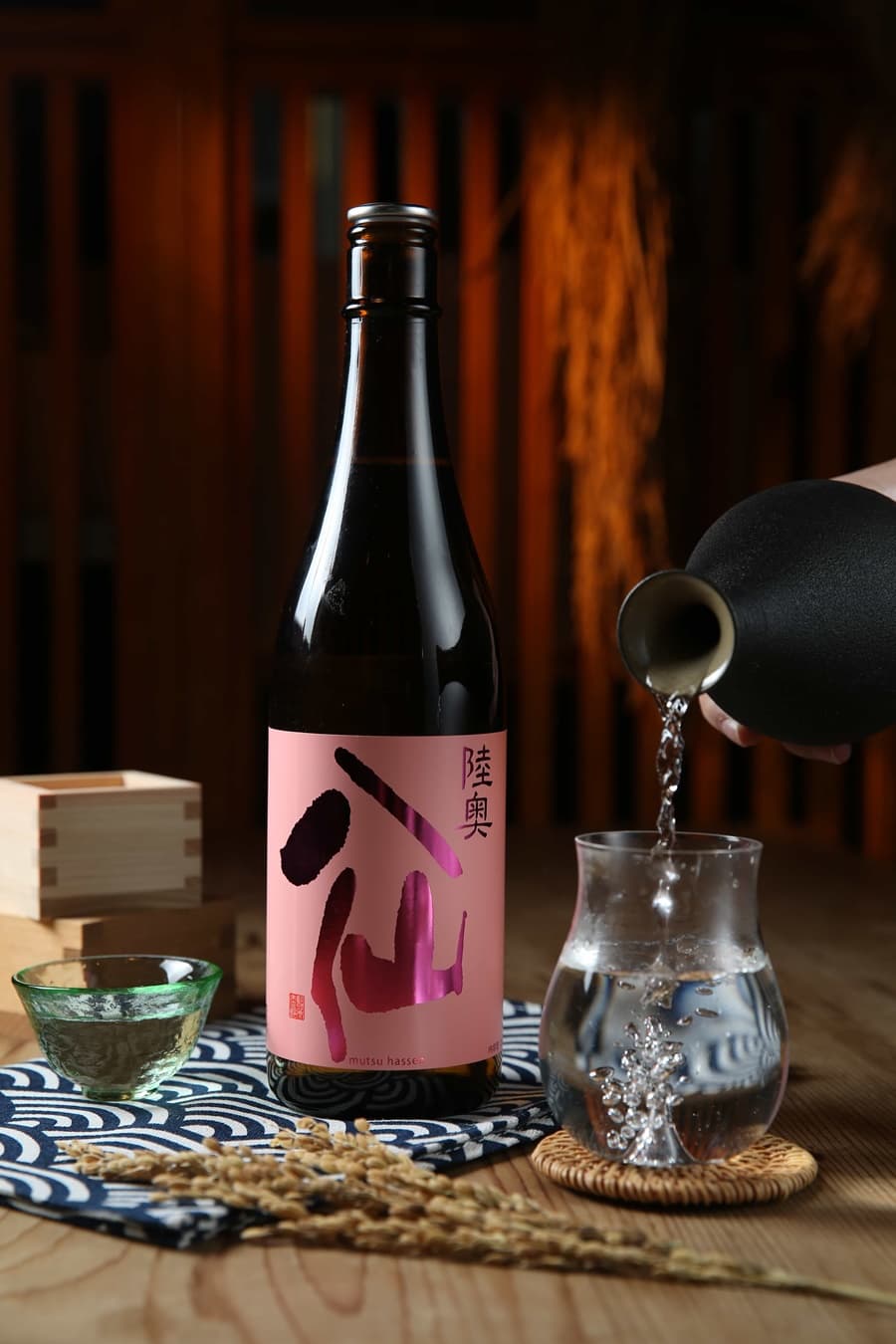 適合純飲或搭配香辛料調味料理的「陸奧八仙Pink	Label吟釀」，是「八戶酒造」暢銷酒款之一。（1,580元／720ml）