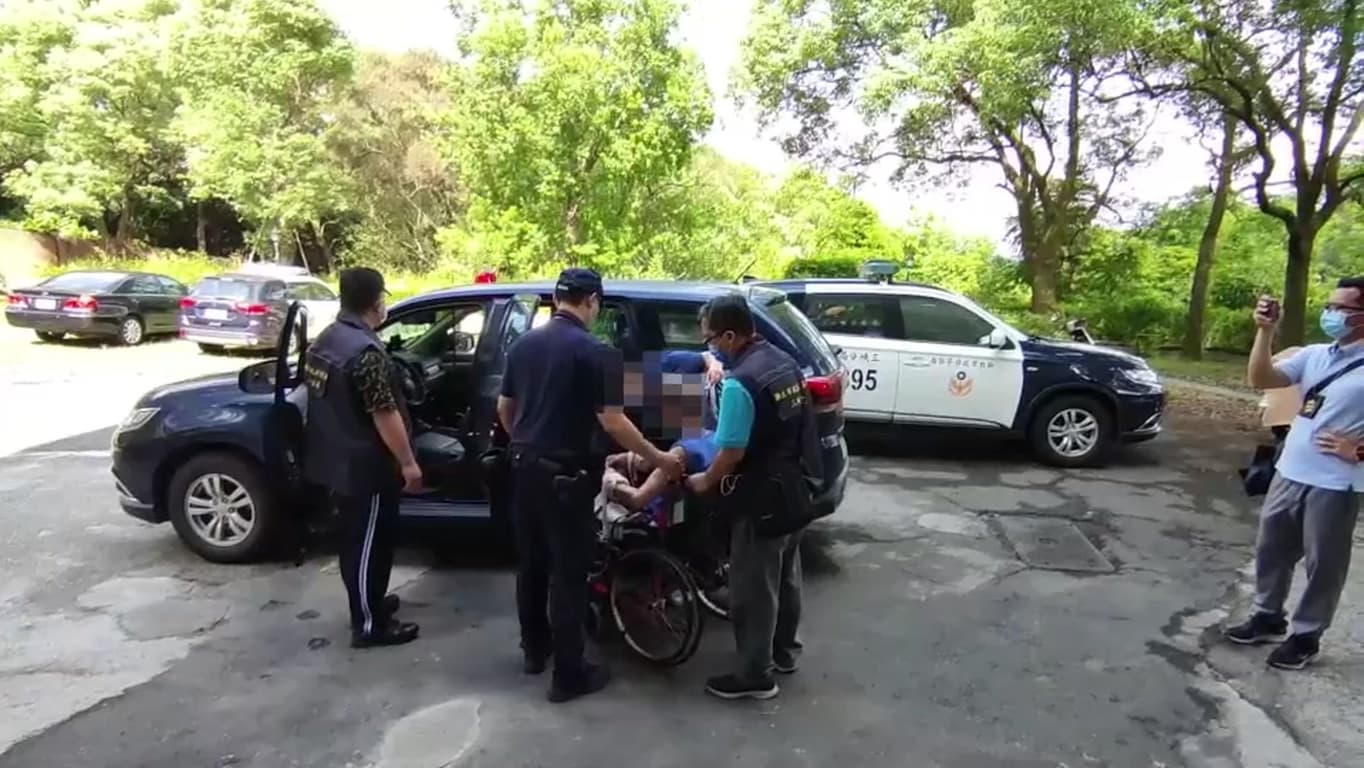 孔姓老翁(坐輪椅者)被警方逮捕送辦。(警方提供)