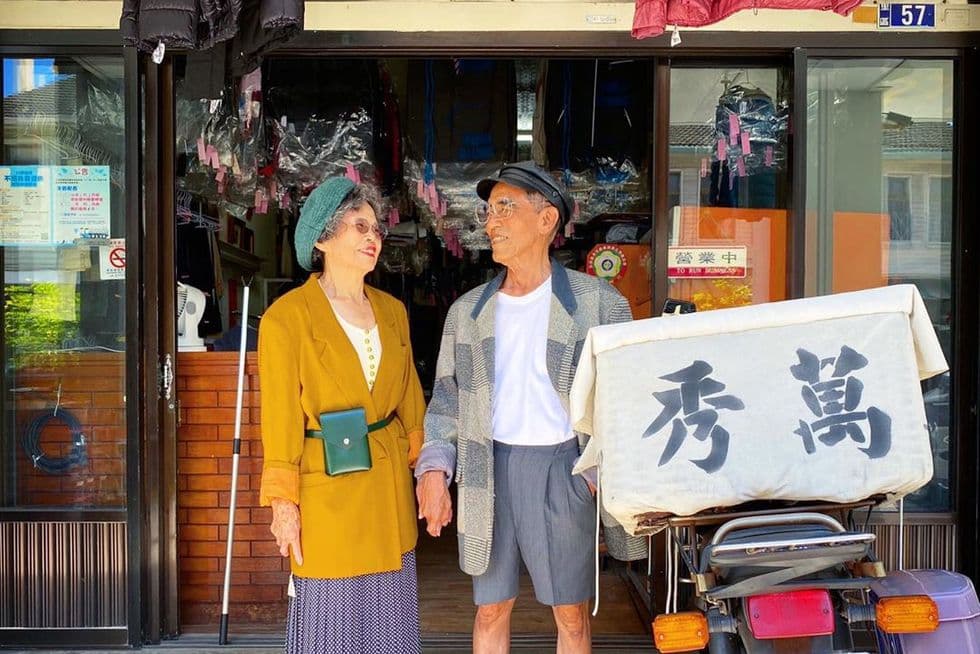 萬秀洗衣店之孫張瑞夫,在IG上有許多阿公阿嬤的有型照。(翻攝自萬秀洗衣店IG)