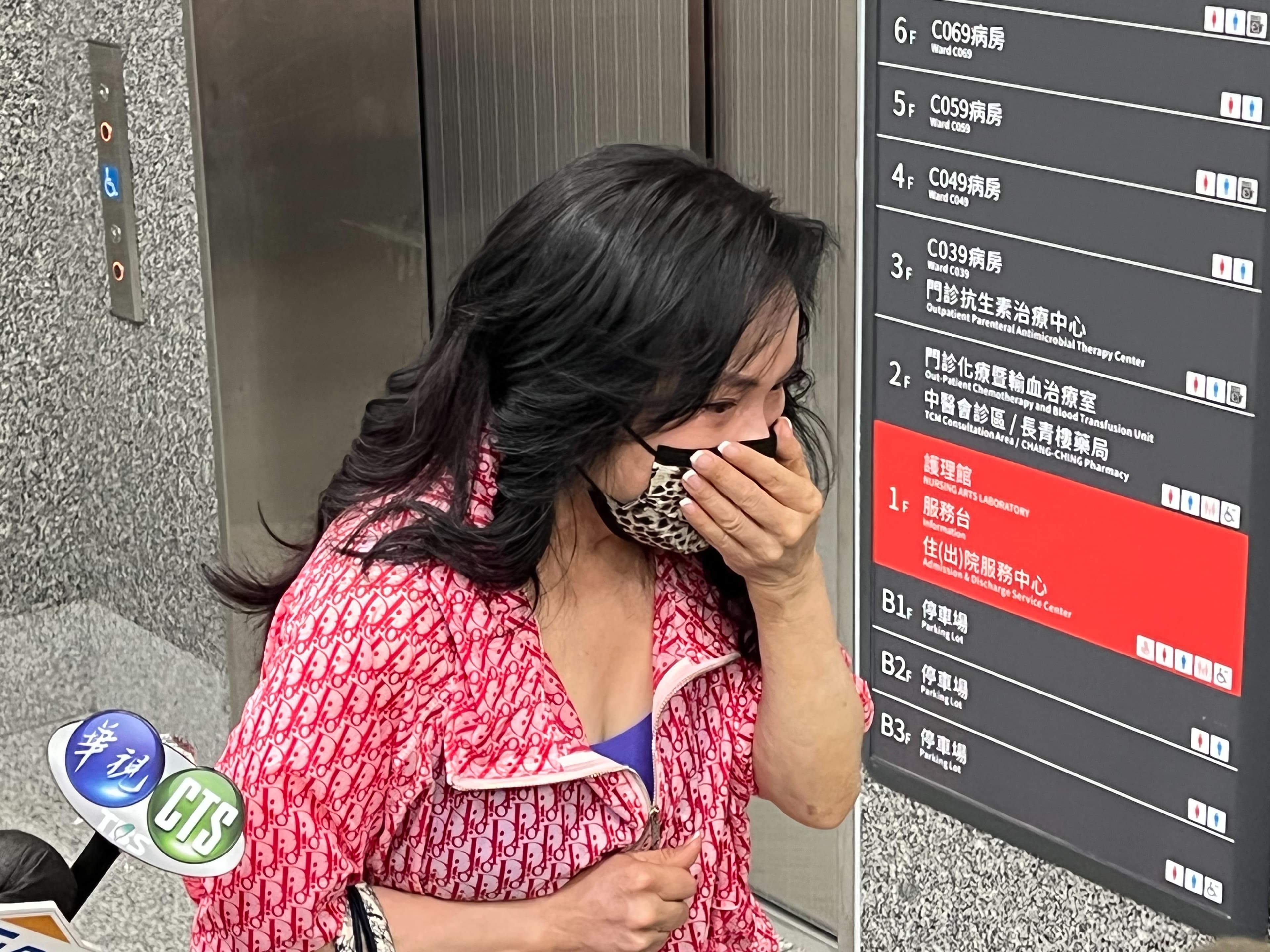 女兒病危李亞萍掩面痛哭。