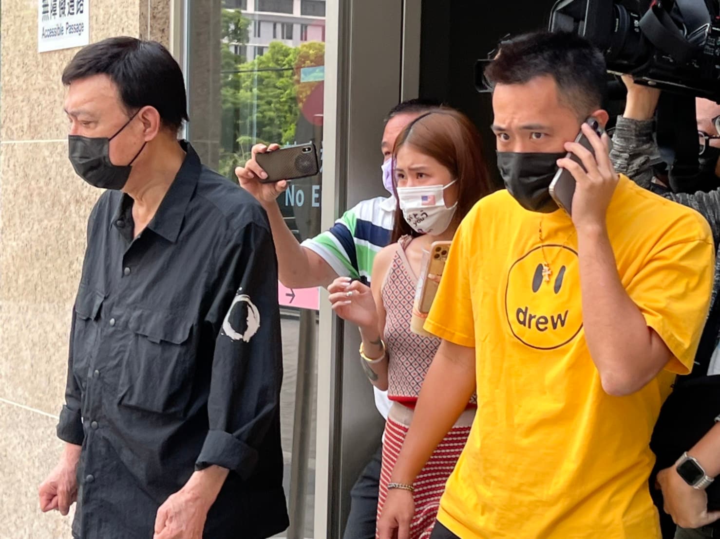 余天、余祥銓與女友柔柔離開醫院返家。