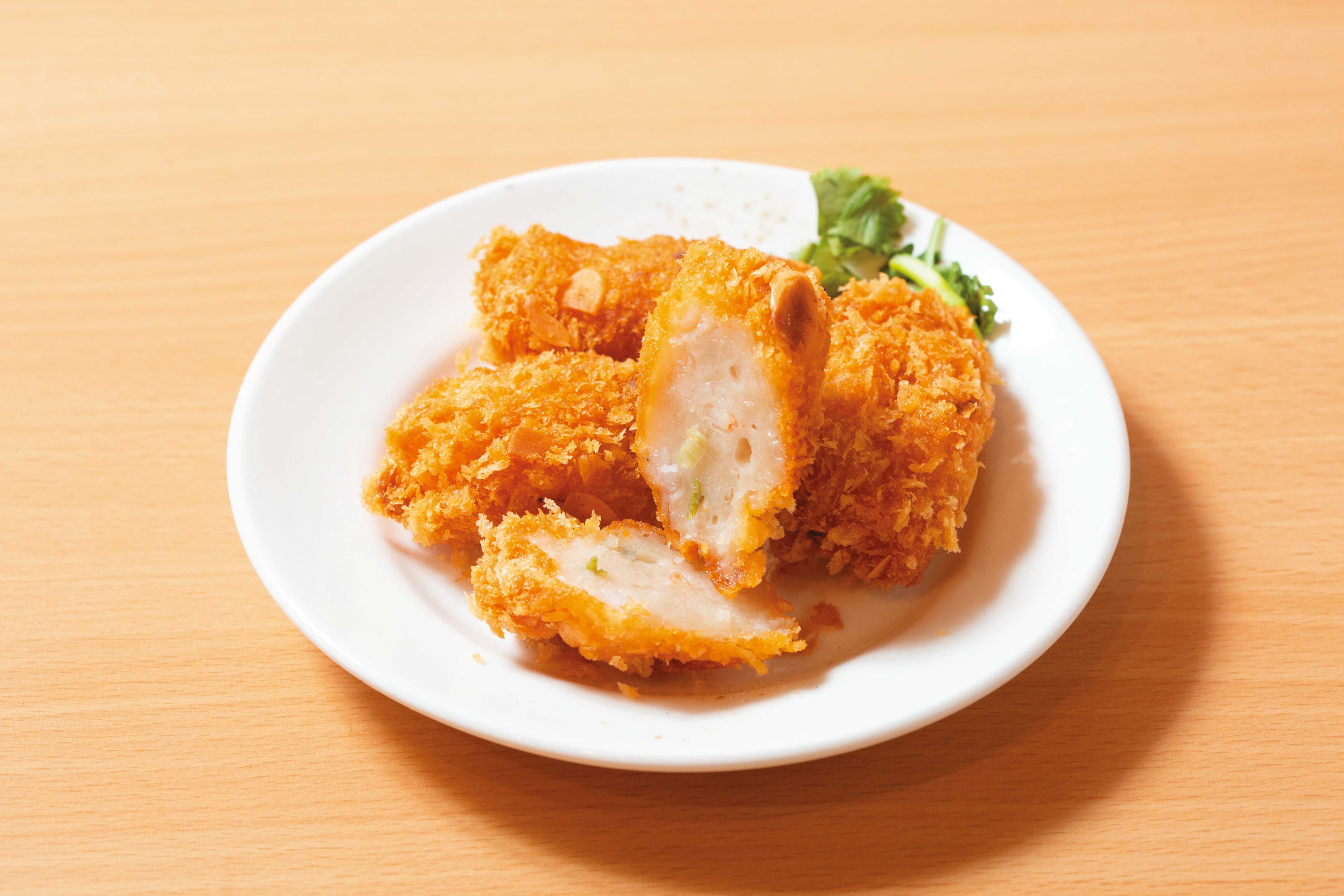 陳勁宏接手老店後,加進古早味辦桌菜蝦棗,由旗魚漿混合蝦仁製作,很受歡迎。(60元/份)