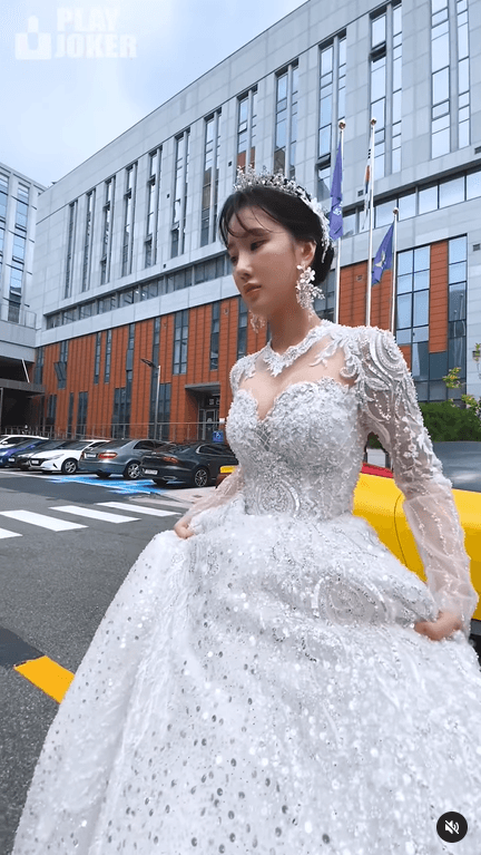 Green穿著爆乳新娘禮服到警局應訊。(翻自IG)