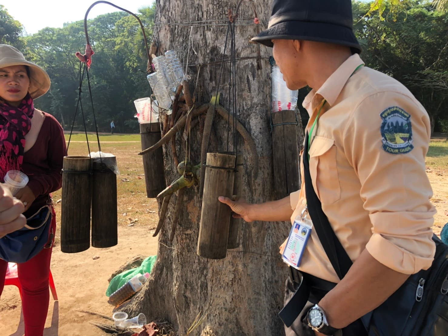小吳提醒我們,身穿制服、手臂上有國家標章的才是合法的導覽員,並跟我們介紹路邊傳統飲料棕梠樹汁。