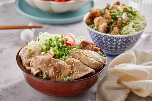 三久食品堅持好的肉品不需要過多調味,灑點海鹽就很美味,圖為使用第一道冷壓初榨橄欖油搭配喜馬拉雅岩鹽與黑胡椒的蔥鹽梅花肉片。(250g/210元,翻攝三久食品官網)