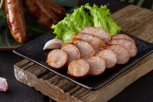 三久食品從源頭管控,並確保所有品項皆不含添加物,其中香腸更是全台首家獲得A.a無添加協會100%無添加最高肯定認證。(6條/200元,翻攝三久食品官網)