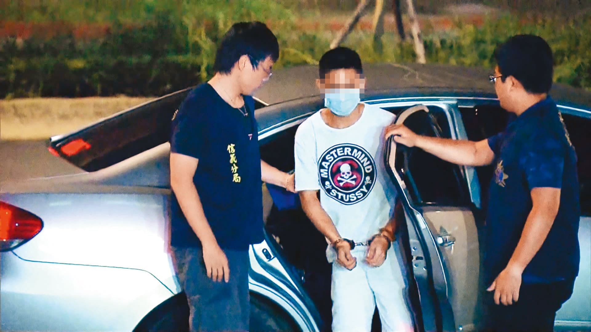 周姓少年(中)犯案後隔日竟還出席親友慶生宴,步出餐廳時遭警方逮捕。(東森新聞提供)
