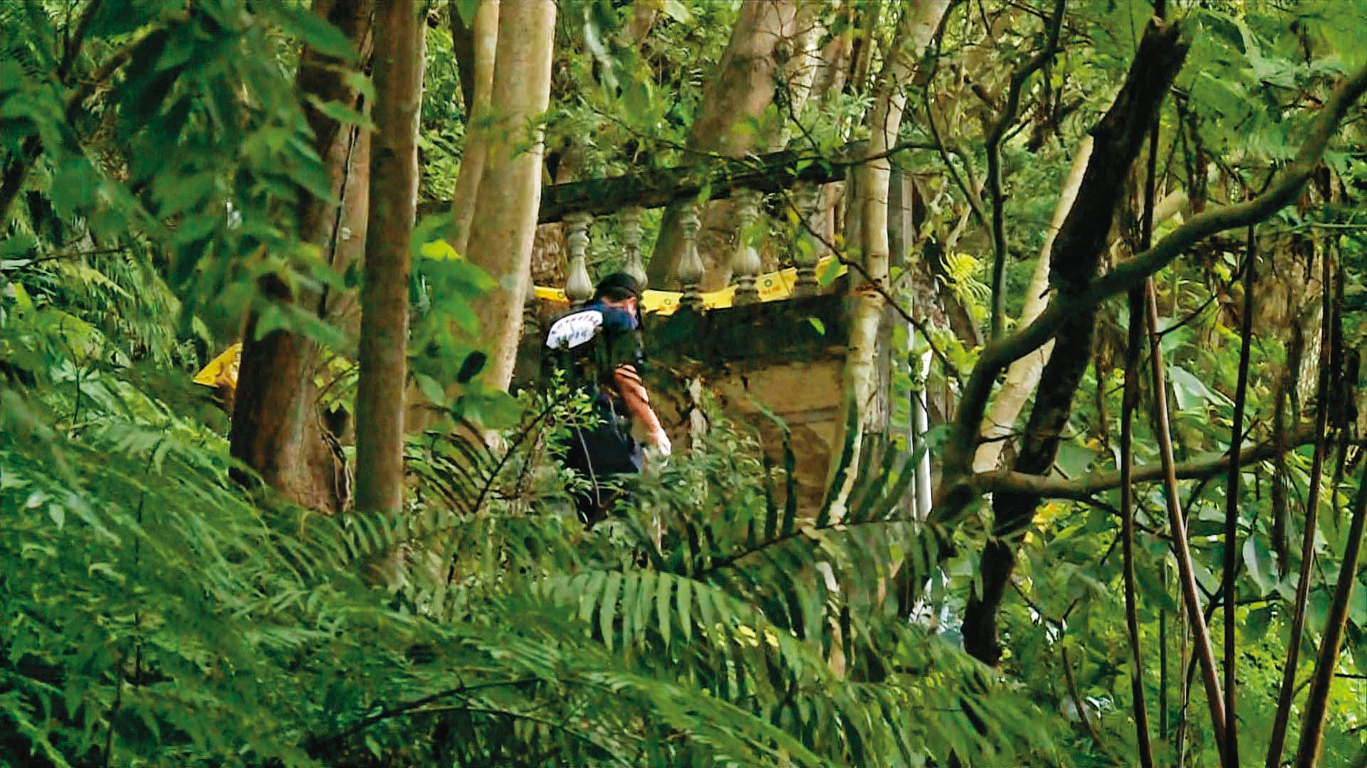 山友在四獸山廢棄涼亭發現老翁死於非命,警方獲報後封鎖現場蒐證。(東森新聞提供)