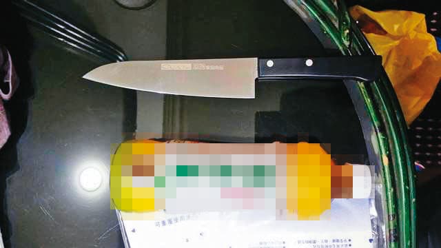 警方訊後起出周姓少年棄置的犯案凶刀。(翻攝畫面)