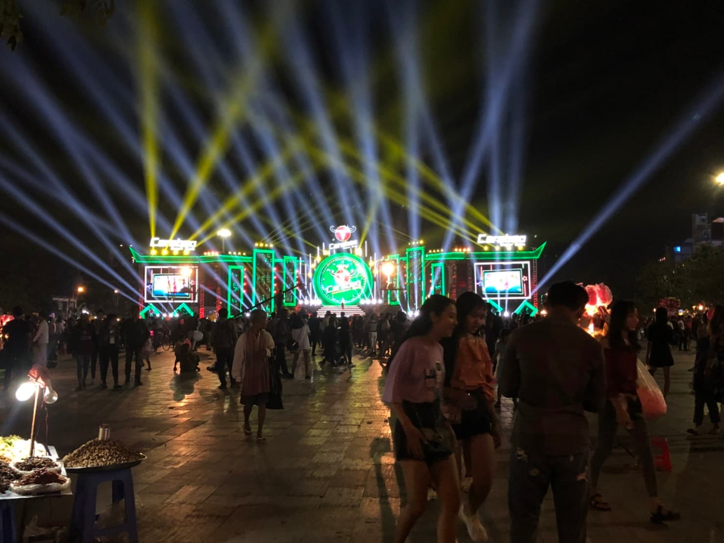 不同街區有搭建不同舞台,聲光效果強烈。