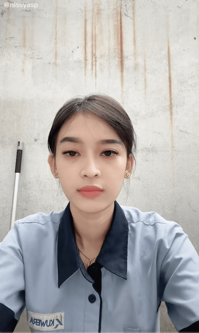 Nissya Hatala分享穿清潔工制服的模樣。（翻攝自抖音）