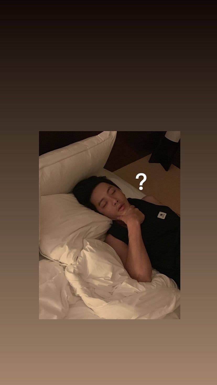 坤達的睡姿被柯佳嬿公開,手勢超詭異。(翻攝自柯佳嬿IG)