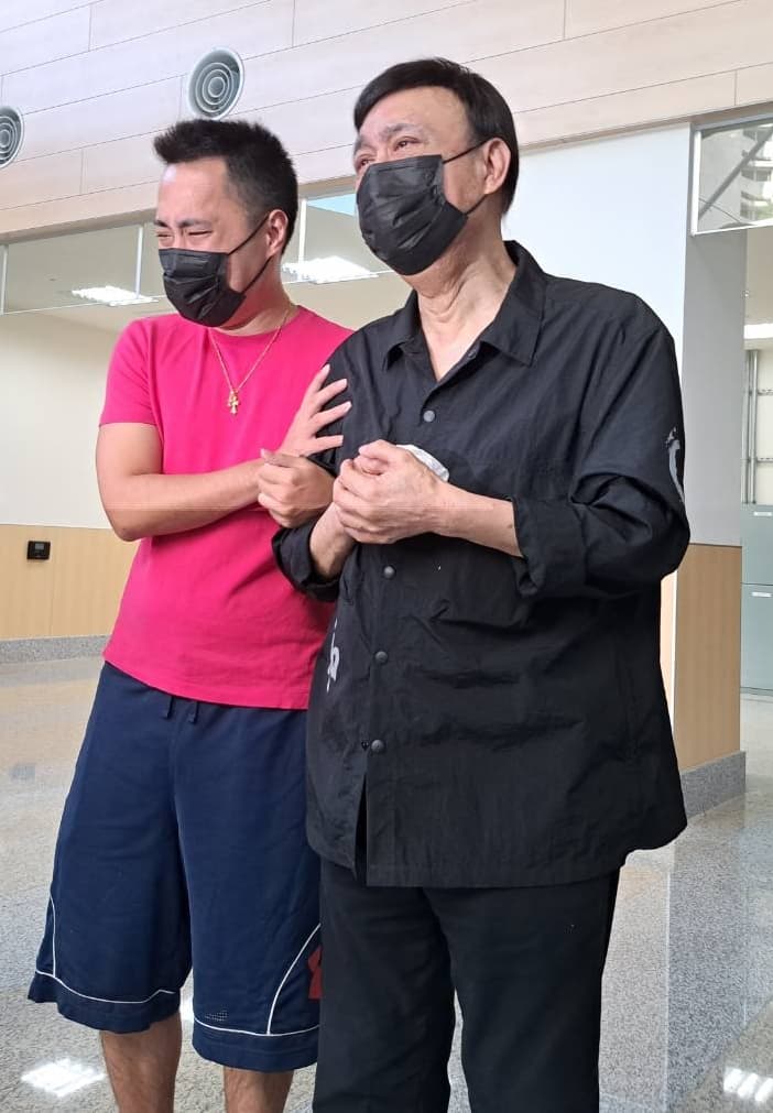 余天忍痛向媒體宣布女兒余苑綺過世消息。（讀者提供）