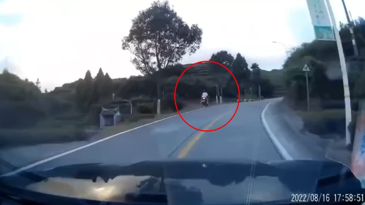 重機騎士載著妹子高速逆向超車,沒想到下秒衝出邊坡。(翻攝自爆廢公社公開版)