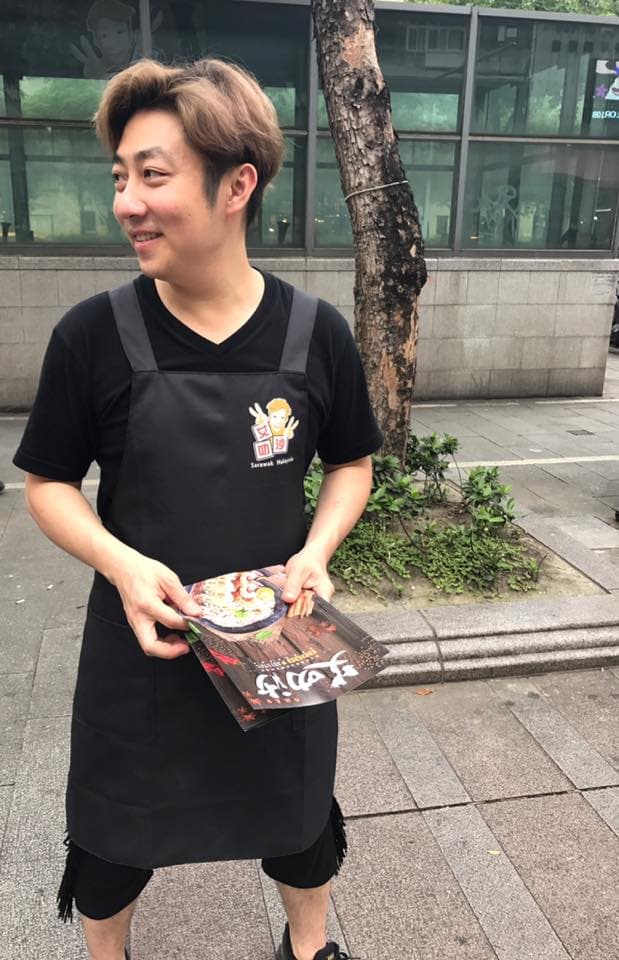 艾成在艾叻沙試營運時在街頭發傳單。(翻攝艾叻沙)